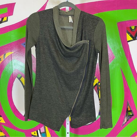 Vanity, Asymmetrical Olive Green Sweater Zipper Front. Size XS. Excellent cond! - Picture 1 of 6